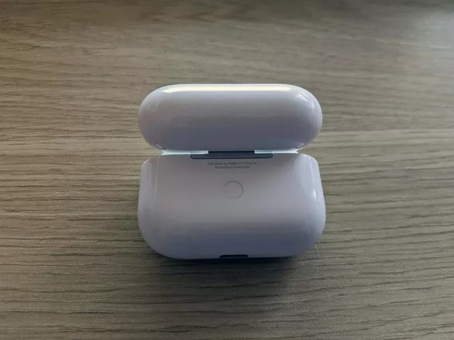 Appuyer et maintenez le bouton sur votre boîtier AirPods
